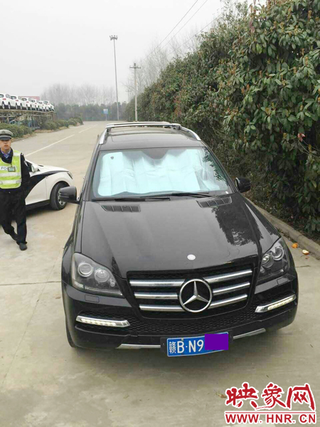 江西男子奔馳車中睡覺一氧化碳中毒，周口高速交警及時發(fā)現(xiàn)。