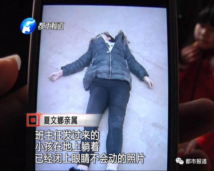 得知孩子沒去上學(xué)，家人擔(dān)心孩子發(fā)生意外，于是趕快報了警。讓人沒想到的是，剛報完警，家人收到了老師發(fā)來的照片。