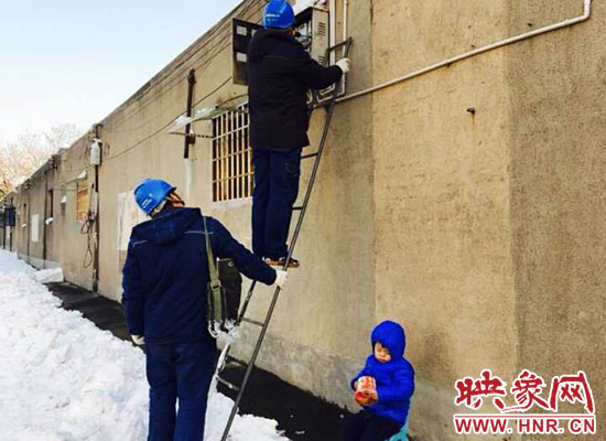 5歲娃冰天雪地睡著。