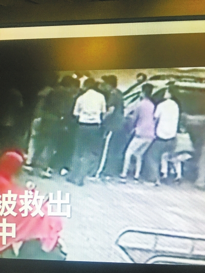 溫暖！女子鄭州街頭被卷入車(chē)底 大伙抬車(chē)施救