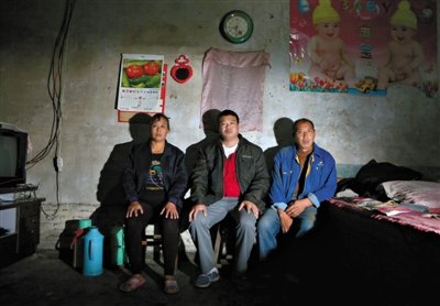 10月18日，自鋸病腿的鄭艷良所在的保定市清苑縣東臧村，有多家農戶大病難醫(yī)，村民王新建（中）得了白血