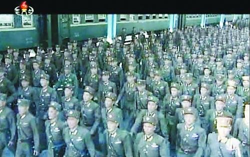 約2萬名朝鮮朝鮮人民軍基層軍官近日陸續(xù)抵達(dá)平壤，準(zhǔn)備出席軍方大會(huì)。