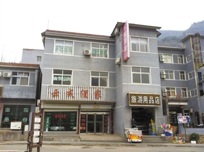 今年，胡萬林涉嫌非法行醫(yī)的地點，就在這座農(nóng)家賓館內(nèi)。