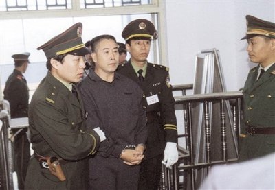2000年9月30日，河南商丘，胡萬林被法警押上法庭。