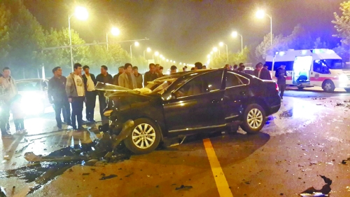 車(chē)禍發(fā)生在鄭開(kāi)大道路中央雙黃線附近,現(xiàn)場(chǎng)狀況慘烈。