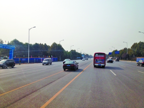 鄭開(kāi)大道上隨處可見(jiàn)車(chē)輛駛?cè)腚p黃線超車(chē),很危險(xiǎn)。