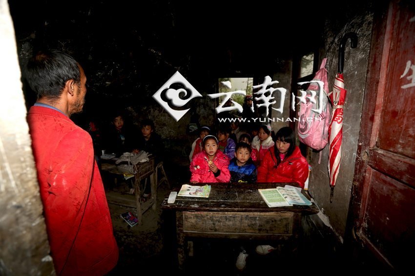 小學(xué)里只有兩個(gè)班，大點(diǎn)的孩子無(wú)法升入高年級(jí)，只得從一年級(jí)再讀起，就像復(fù)讀機(jī)。