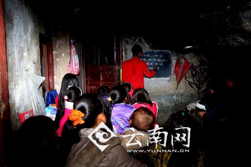 由于受到當(dāng)?shù)厝似缫暎箦伻Φ暮⒆觽儧](méi)有外出求學(xué)的機(jī)會(huì)，只能在這樣的簡(jiǎn)易房里學(xué)習(xí)