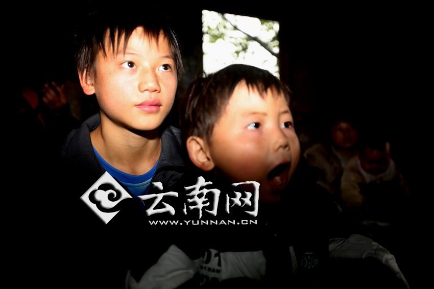 孩子認(rèn)真地跟著袁老師讀拼音。徐弘毅 攝