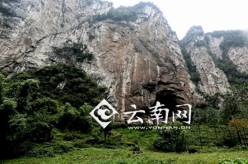 大鍋圈小學(xué)就建在這樣一個(gè)懸崖絕壁邊上。