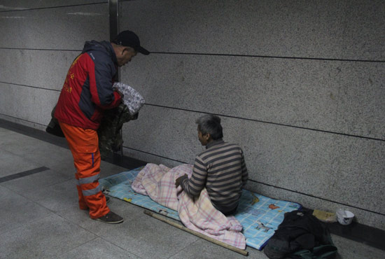 在鄭州一處地下通道，孫德坤挑了幾件衣服送給了流浪者