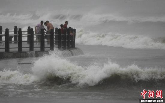 圖為11月10日，受臺風“海燕”影響，三亞海邊風大浪急。尹海明 攝