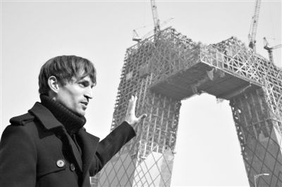 2008年2月，建筑師奧雷·舍人在中央電視臺新址大樓的工地外。圖/CFP