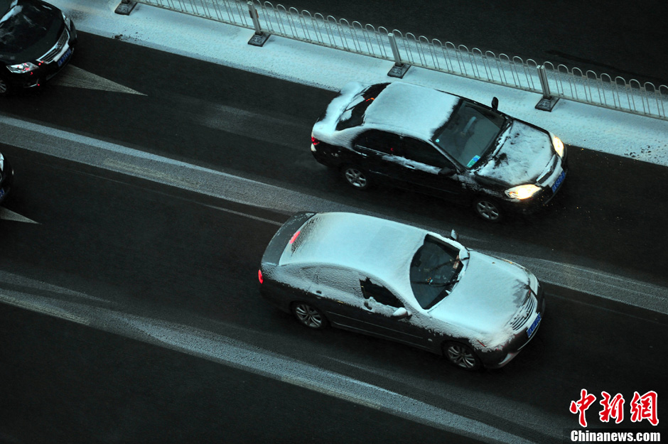 11月18日，沈陽街頭的汽車被積雪覆蓋。