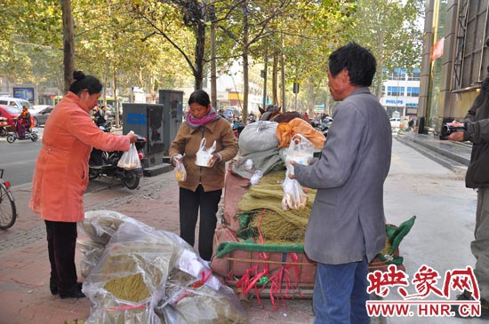 在賣粉條的時候,還有市民給他們送飯。