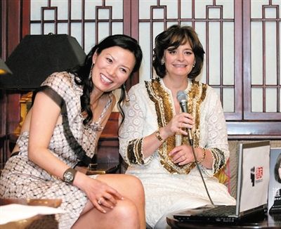英國《每日郵報(bào)》刊發(fā)了一張鄧文迪曾幫助布萊爾夫人在中國推銷其自傳的圖片。