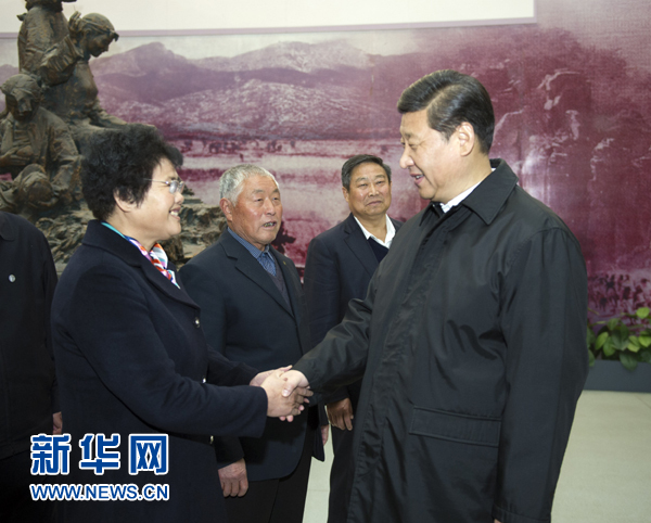 25日上午，習(xí)近平在臨沂華東革命烈士陵園參觀沂蒙精神展并會見當(dāng)?shù)叵冗M模范和當(dāng)年支前模范后代代表。