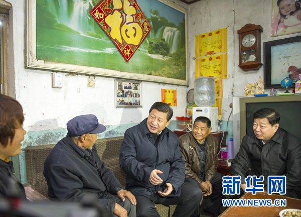 25日下午，習(xí)近平在地處沂蒙老區(qū)的臨沭縣曹莊鎮(zhèn)朱村看望83歲的“老支前”王克昌。