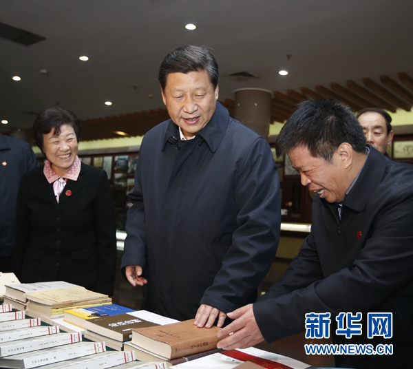 26日上午，習(xí)近平在孔子研究院參觀考察。新華社記者鞠鵬 攝