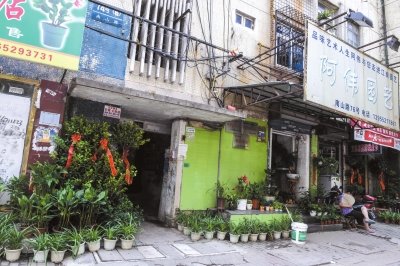 今年8月，當年于英生妻子被殺案發(fā)生地——蚌埠市南山路一處臨街一樓的三室一廳——目前已經(jīng)成為一個花店。