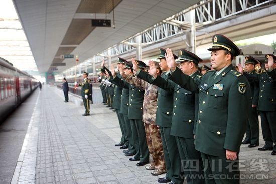 全國(guó)抗震救災(zāi)模范王凱率13集團(tuán)軍常委為退伍老兵送行。