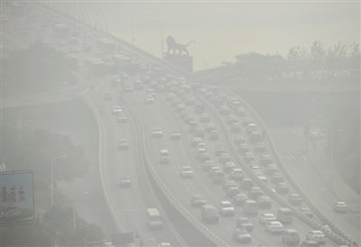 昨日，南昌市八一大橋被霧霾籠罩。 新華社發(fā)