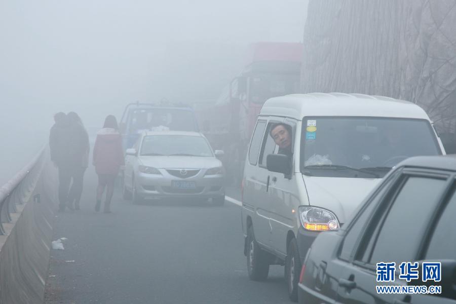 12月4日，滬陜高速揚(yáng)州段大量車輛滯留。