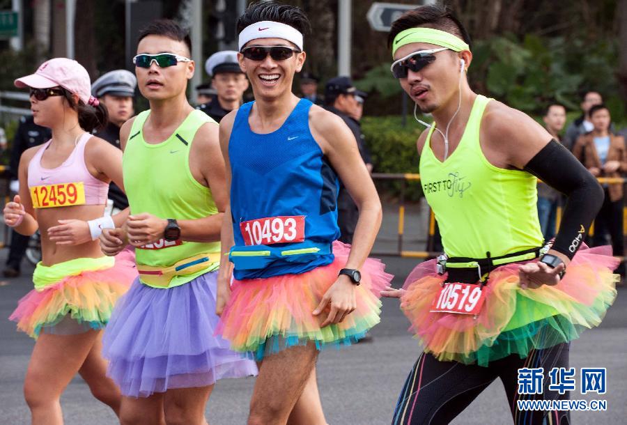 12月8日，三名男選手身著“蓬蓬裙”參加比賽。