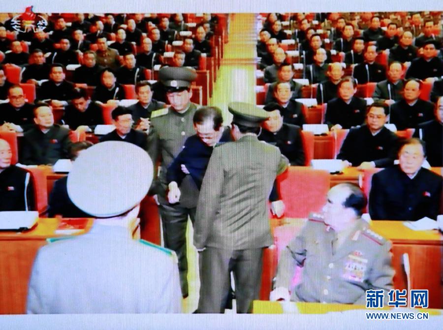 張成澤在12月8日勞動(dòng)黨中央政治局?jǐn)U大會(huì)議現(xiàn)場被帶走。
