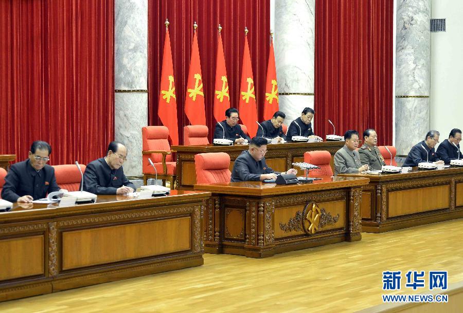 12月8日，在朝鮮平壤，朝鮮勞動(dòng)黨第一書記金正恩（前排中）出席并指導(dǎo)朝鮮勞動(dòng)黨中央政治局?jǐn)U大會(huì)議。