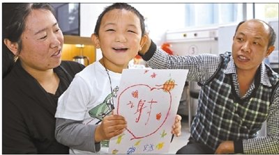 就在出院前兩天，小斌斌在媽媽的幫助下，親手畫了一幅愛(ài)心滿滿的畫送給所有惦記他的好心人供圖/深圳希瑪林