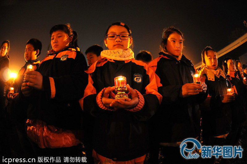 “為南京大屠殺遇難者守靈儀式暨和平燭光祭”活動在侵華日軍南京大屠殺遇難同胞紀(jì)念館祭場舉行。