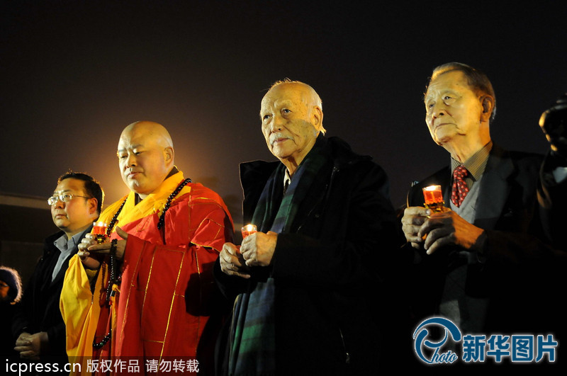 “為南京大屠殺遇難者守靈儀式暨和平燭光祭”活動在侵華日軍南京大屠殺遇難同胞紀(jì)念館祭場舉行。