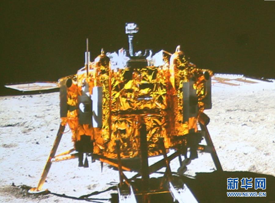 這是北京飛控中心大屏幕上顯示“玉兔”號月球車上的全景相機拍攝的嫦娥三號著陸器照片。