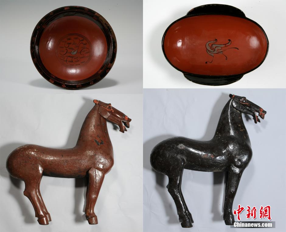 圖為出土漆器240余件，器形有耳杯、奩、幾、盤(pán)、盒、俑、馬等。