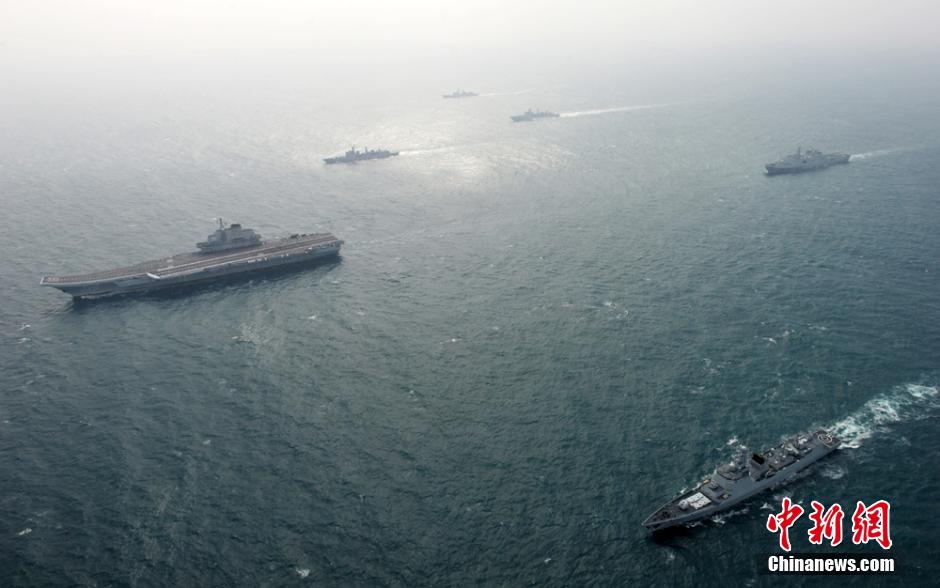 圖為遼寧艦與水面艦艇進行協(xié)同訓練。中新社發(fā) 胡鍇冰 攝