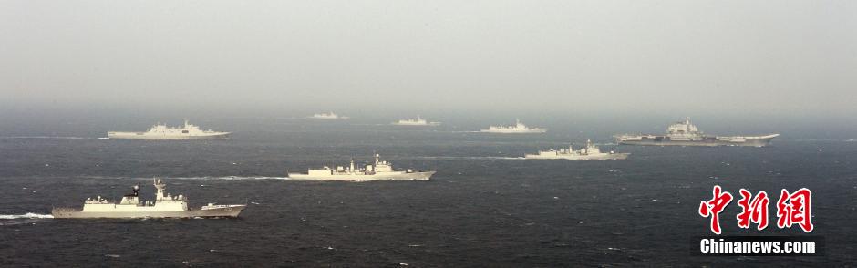 圖為遼寧艦與水面艦艇進行協(xié)同訓練。中新社發(fā) 李靖 攝
