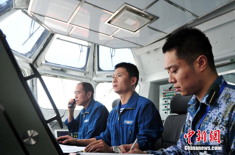 圖為遼寧艦飛行指揮員在塔臺進行艦載機著艦起飛指揮。中新社發(fā) 胡鍇冰 攝