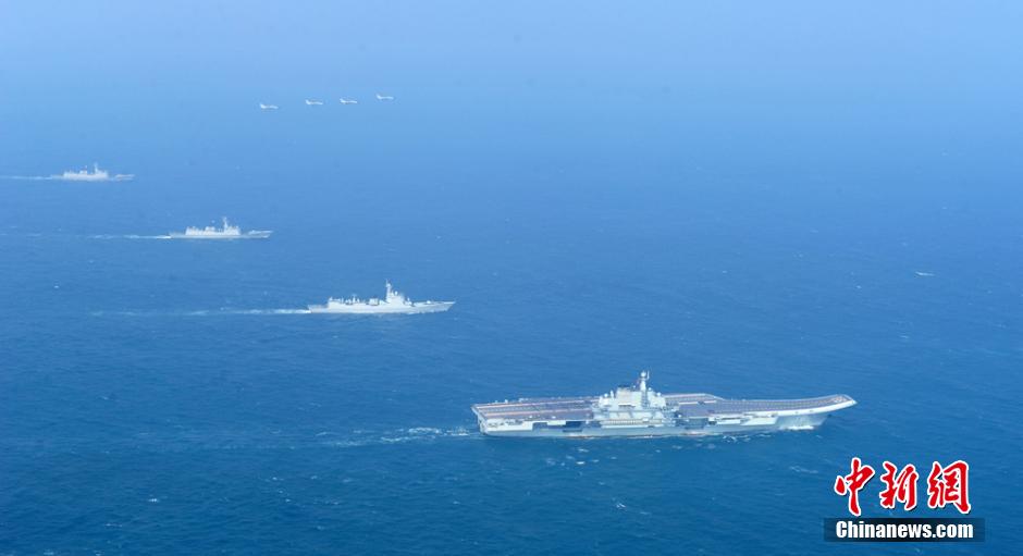 圖為遼寧艦與水面艦艇、飛機進行協(xié)同訓練。中新社發(fā) 胡鍇冰 攝