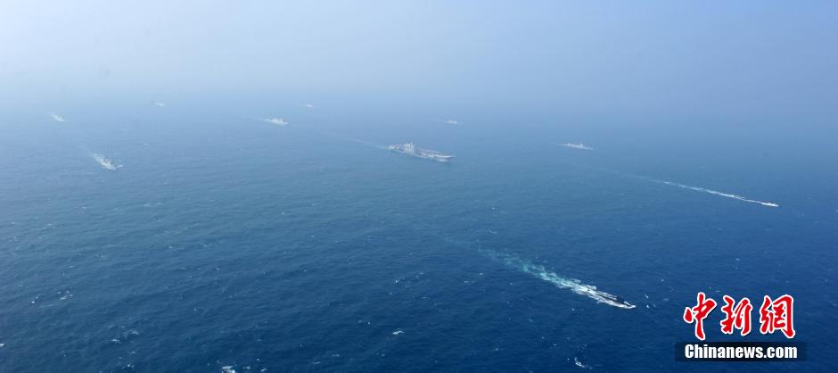 圖為遼寧艦與水面艦艇進行協(xié)同訓練。中新社發(fā) 李靖 攝