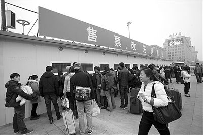 1月6日，北京站搭建完畢的臨時(shí)售票處已經(jīng)投入使用。今年春運(yùn)期間，北京鐵路局共開(kāi)設(shè)售票窗口3421個(gè)，同比增加150個(gè)。新京報(bào)記者