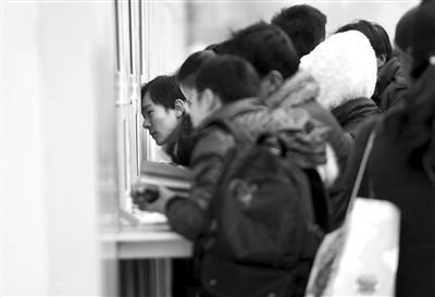 1月6日，旅客在北京站臨時(shí)售票處排隊(duì)購(gòu)票。新京報(bào)記者