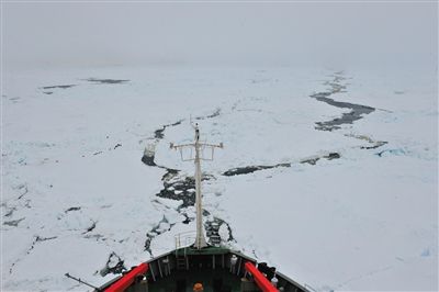 7日17時(shí)50分許，“雪龍”號(hào)船頭冰面裂開(kāi)一條水道，“雪龍”號(hào)趁機(jī)迅速穿過(guò)。