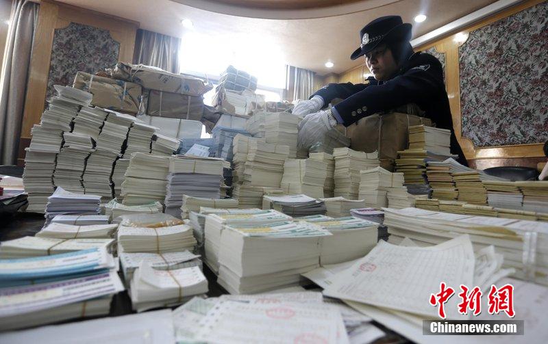湖北省武漢市，民警清點大量非法制作的成品，半成品假票和制假工具。