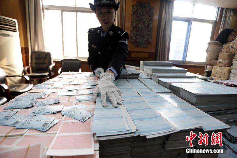 湖北省武漢市，民警清點大量非法制作的成品，半成品假票和制假工具。