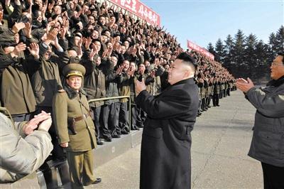 朝中社1月15日發(fā)布的圖片顯示，朝鮮最高領(lǐng)導(dǎo)人金正恩視察位于平安南道的國家科學(xué)院，與科研人員會面。