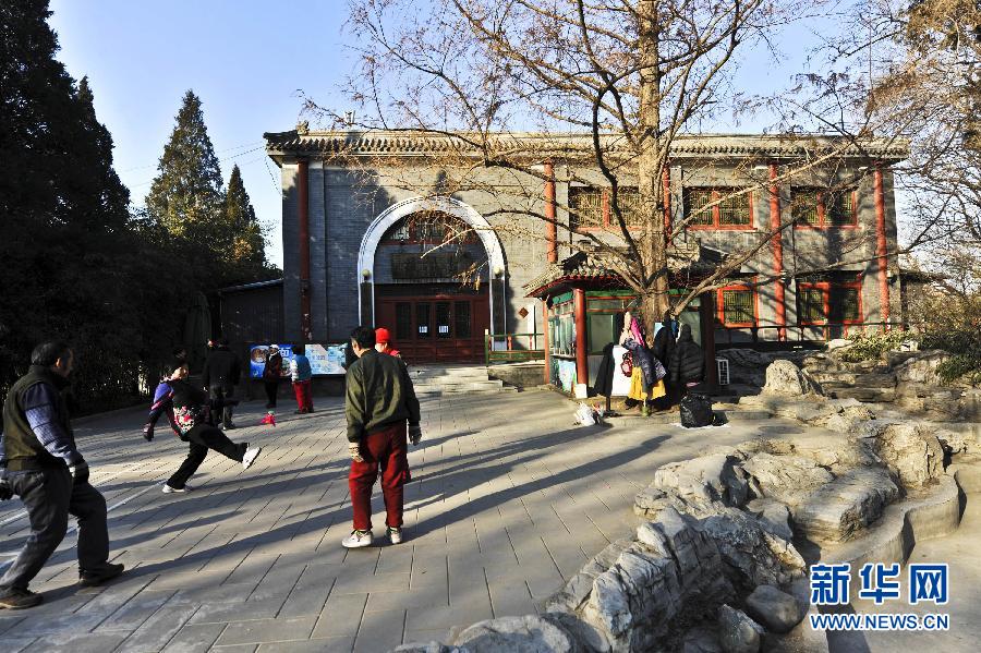 1月15日，市民在北京北海公園內的上林苑飯莊門前晨練。
