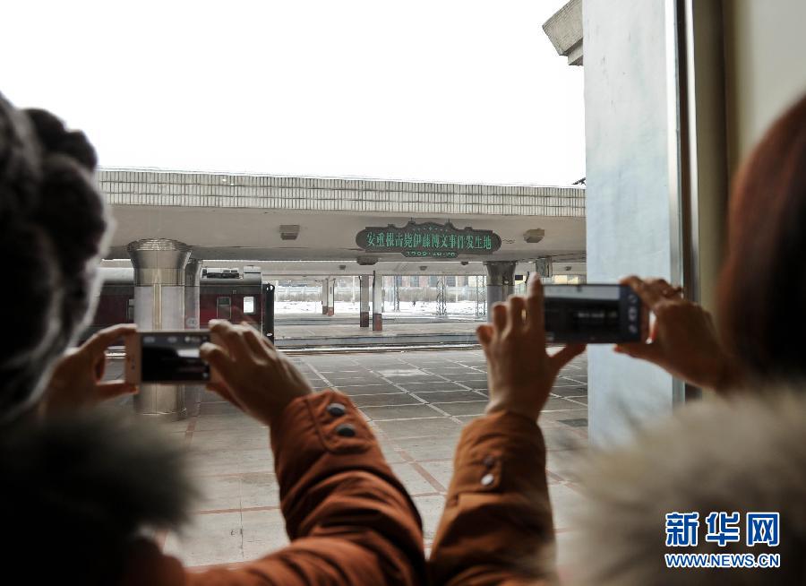 1月19日，觀眾在拍攝位于哈爾濱火車站的安重根擊斃伊藤博文事件發(fā)生地。