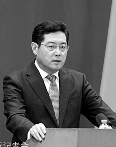 23日，秦剛在外交部例行記者會上。