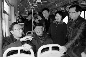 繆瑞林在車上與市民、乘委會委員交流 通訊員 卜照雪 攝